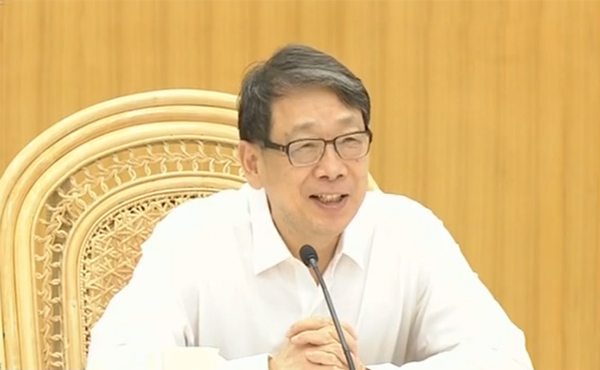 中共中央政治局委员、中组部部长陈希8月4日在北戴河看望慰问暑期休假专家,并召开座谈会,听取意见建议。